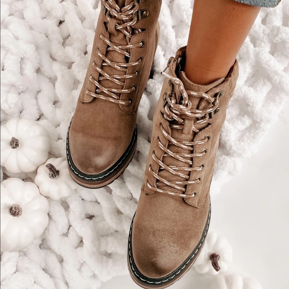 NWT Pierre Dumas Vegan Suede Lace Up Chunky Hiking Boots Booties Taupe - Picture 3 of 5